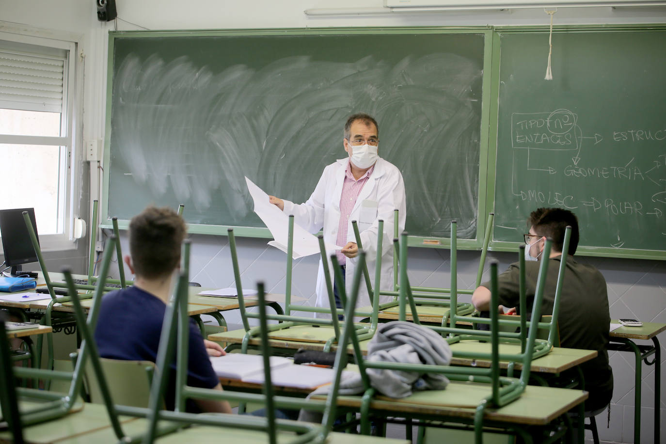 La consejera de Educación, Rocío Lucas, ha visitado a un grupo de alumnos que preparan la EBAU.