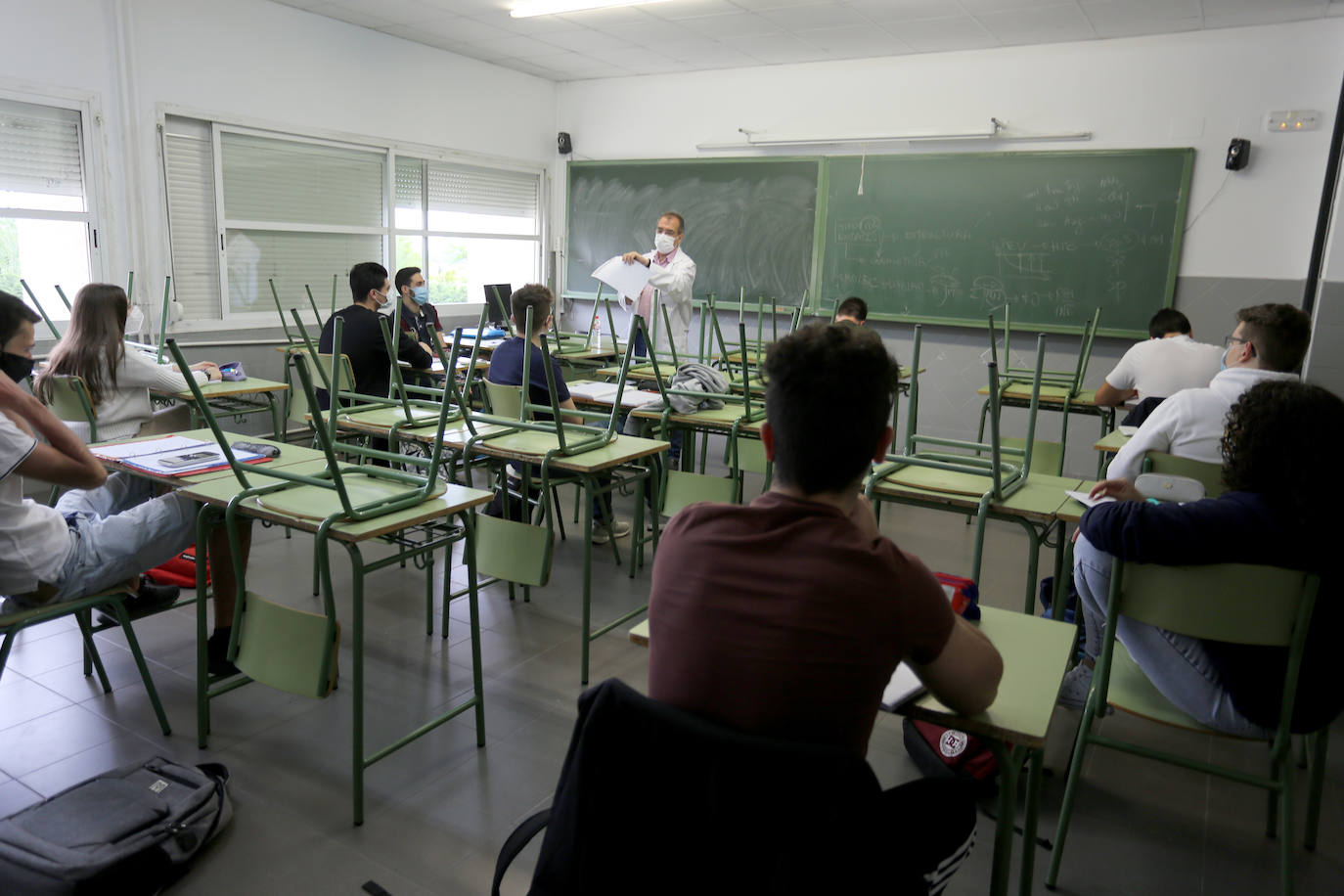 La consejera de Educación, Rocío Lucas, ha visitado a un grupo de alumnos que preparan la EBAU.