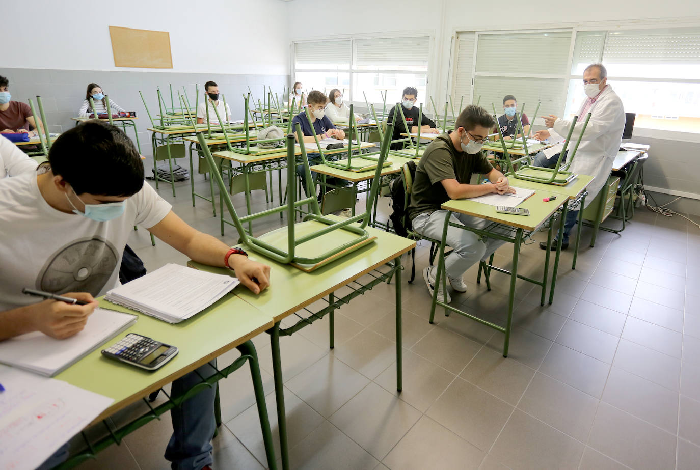 La consejera de Educación, Rocío Lucas, ha visitado a un grupo de alumnos que preparan la EBAU.