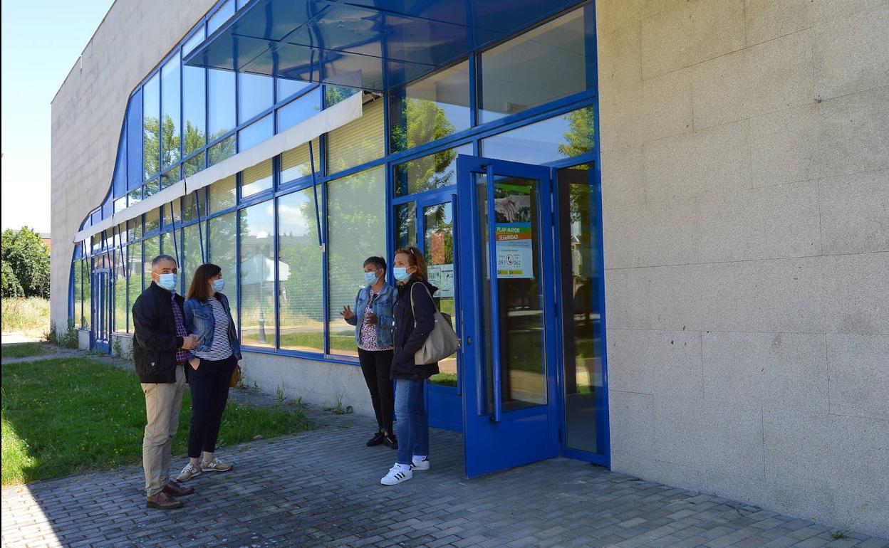 El equipo de Asprona Bierzo revisa las instalaciones del centro de día Flores del Sil.