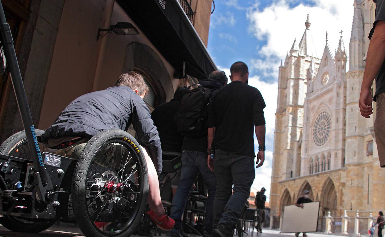 El equipo de rodaje de la serie de ficción '3 Caminos', en los alrededores de la Catedral