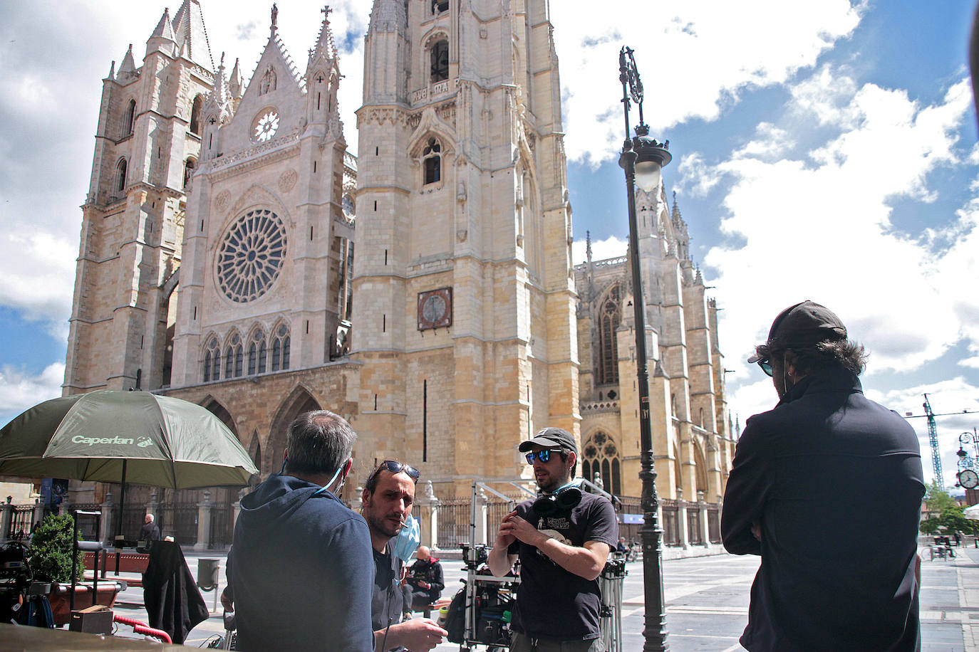 El equipo de rodaje de la serie de ficción '3 Caminos', en los alrededores de la Catedral