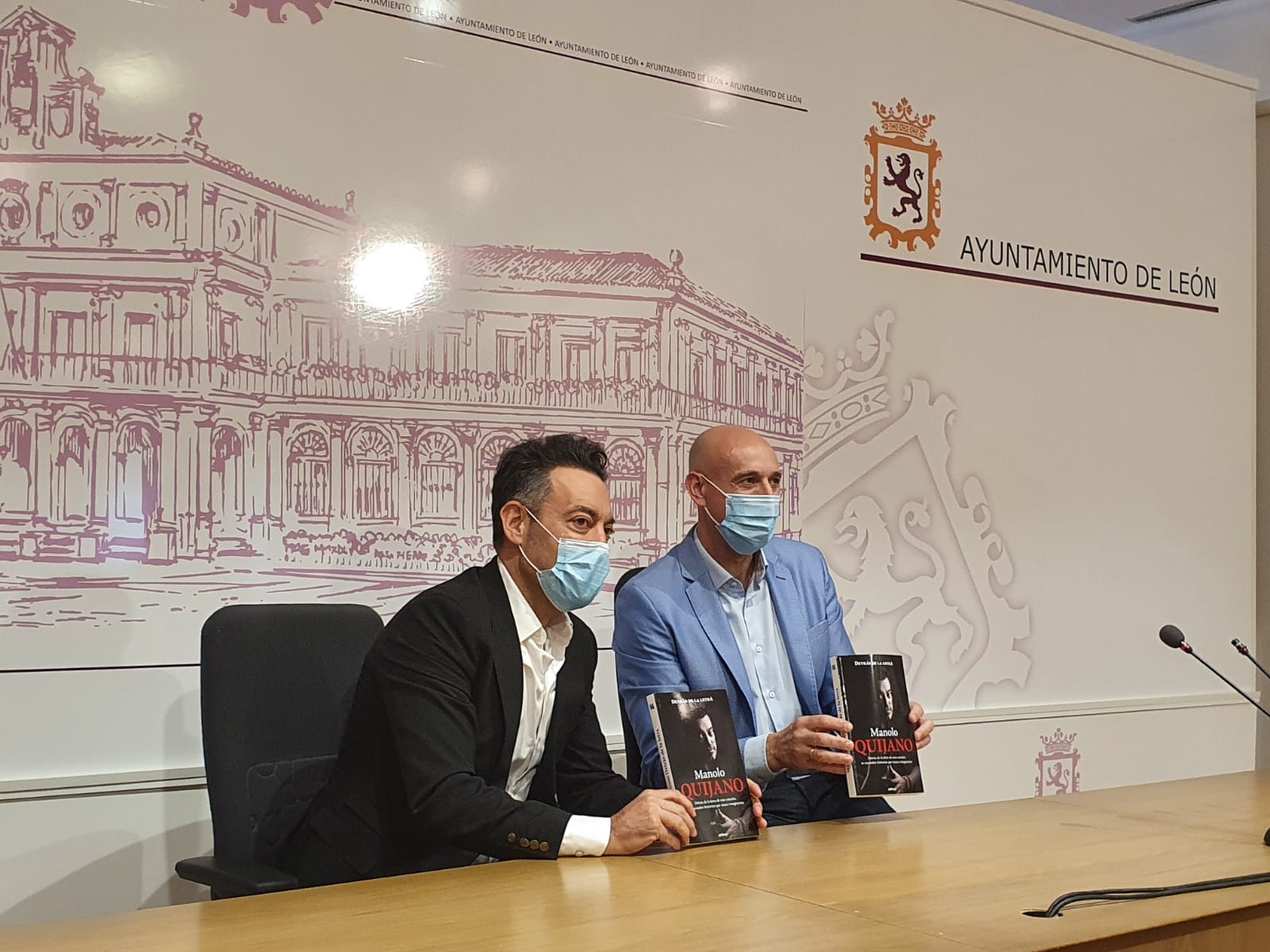 Manuel Quijano durante la presentación de su nuevo libro Detrás de la letra en el Salón de los Reyes del Ayuntamiento de León