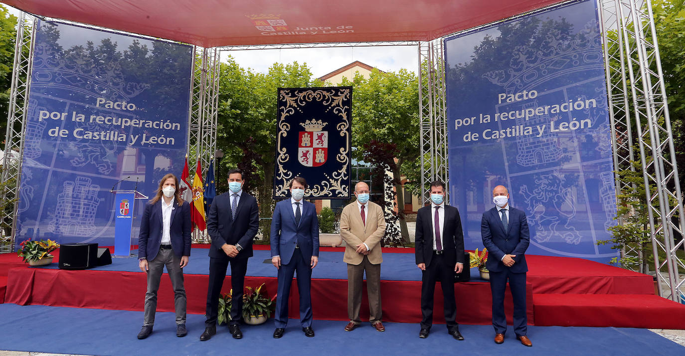 Fotos: Firma del Pacto por la Recuperación Económica, el Empleo y la Cohesión Social en Castilla y León