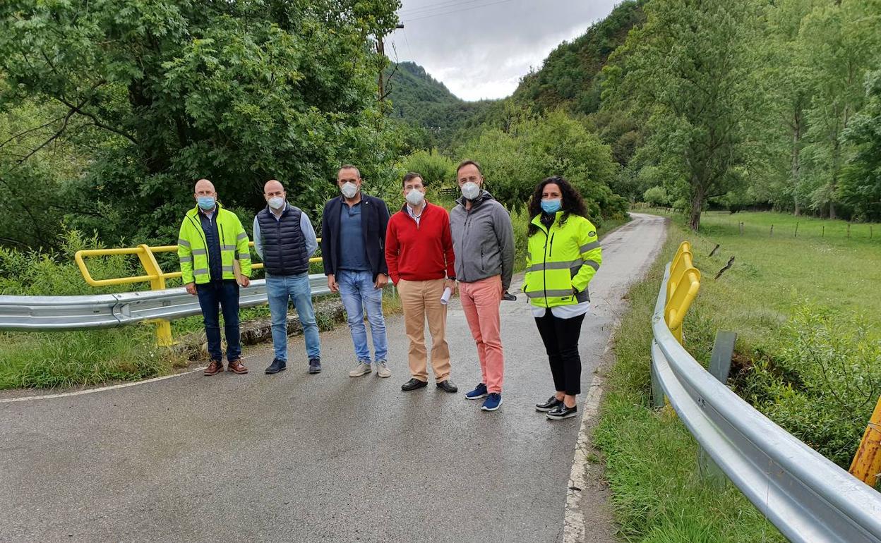El diputado de Infraestructuras, Luis Alberto Arias (tercero por la izquierda) ha recepcionado los primeros trabajos.