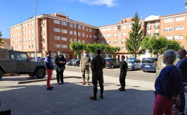 Encuentro a las puertas del pabellón. 