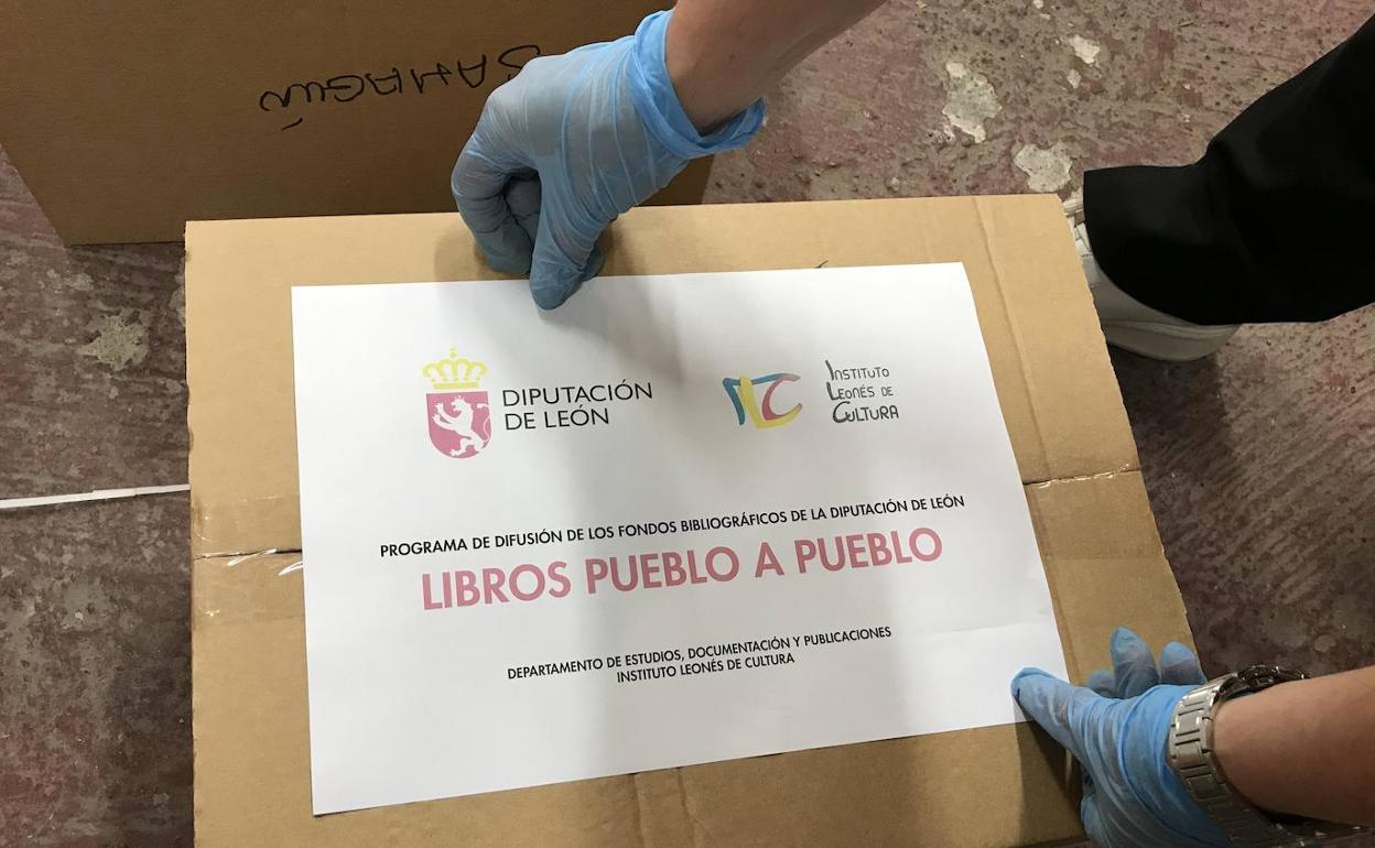 Una de las cajas en las que los libros viajan a los pueblos. 