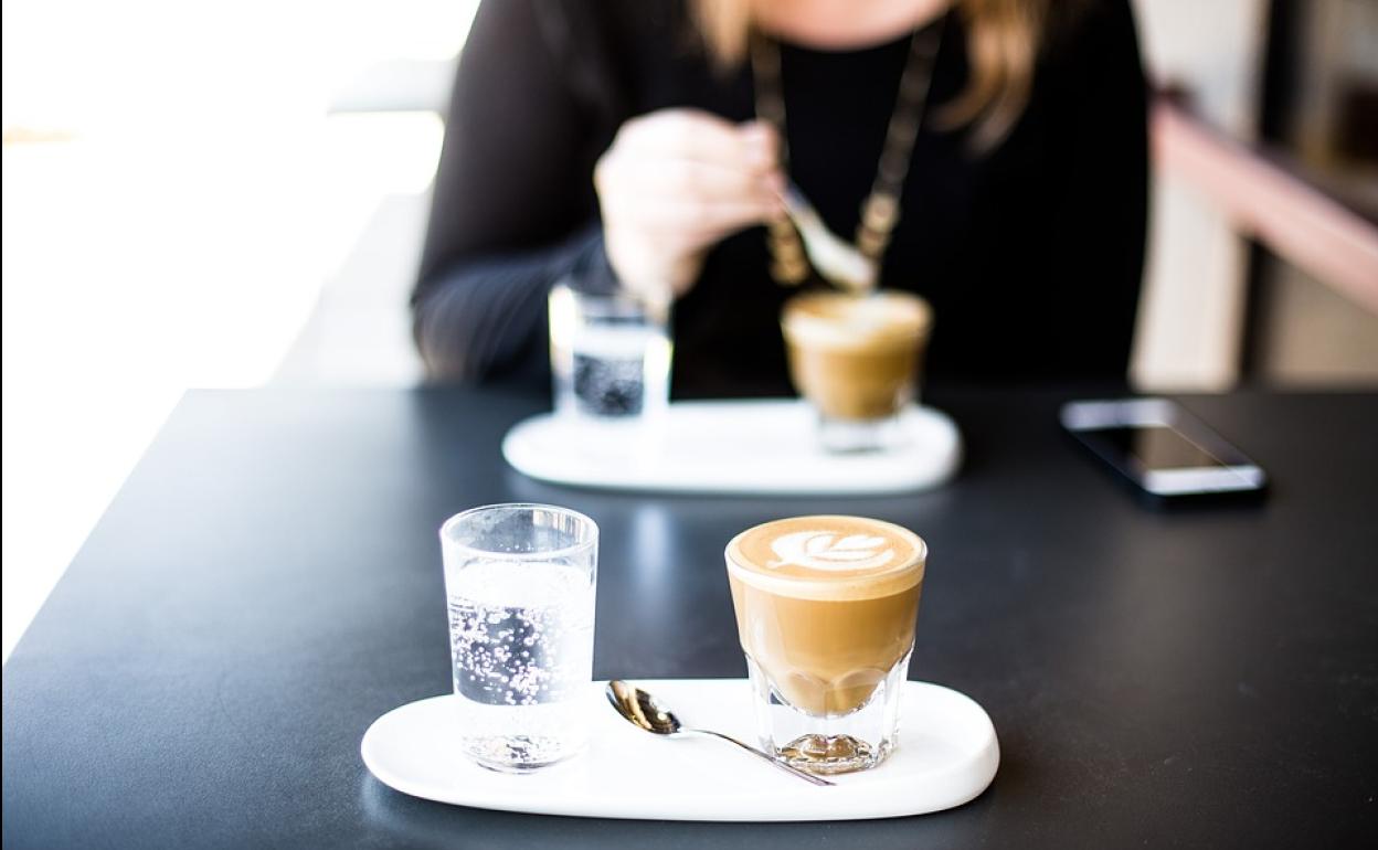 Las medidas preventivas seguirán siendo visibles en los bares, cafeterías y restaurantes. 