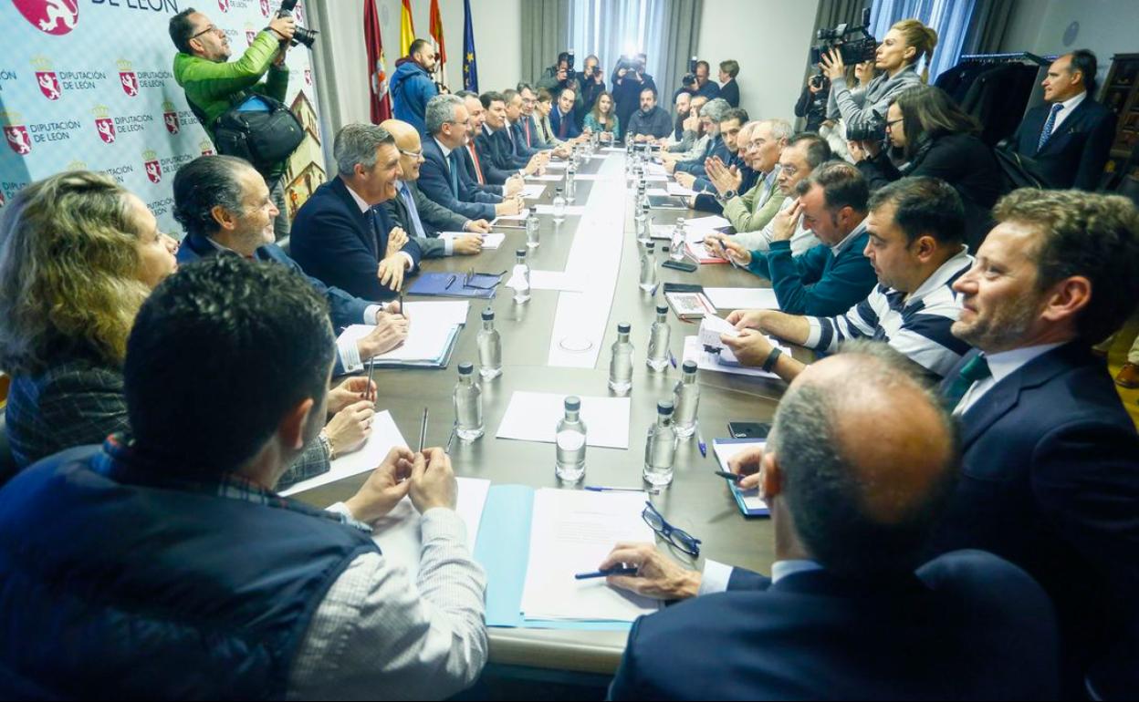 Imagen de la primera reunión de la 'Mesa por León' el pasado mes de marzo.