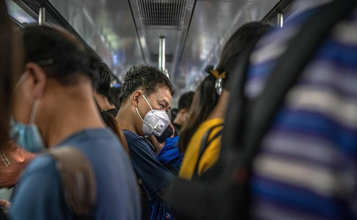 En el metro de Pekín es imposible mantener la distancia de seguridad en hora punta.