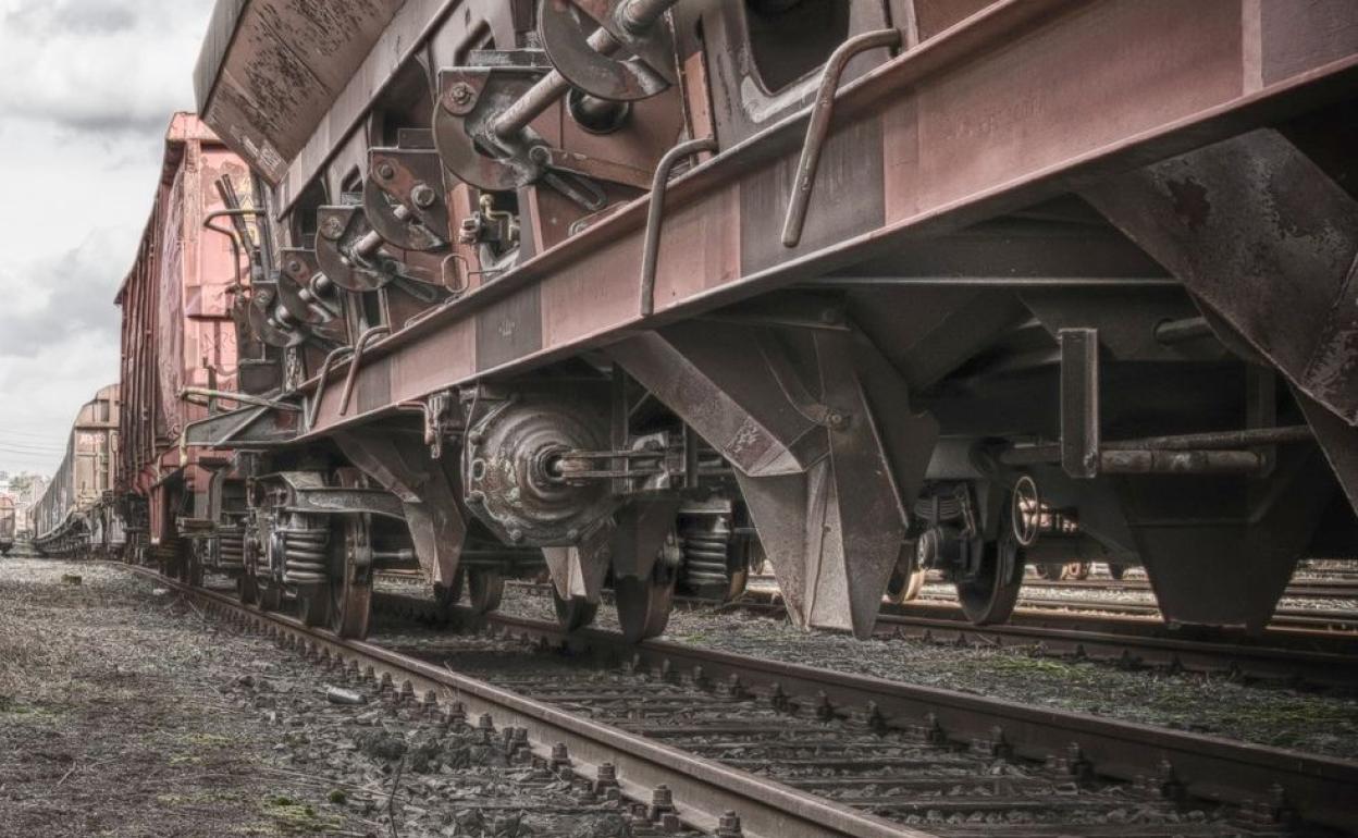 Imagen de un 'bogie' de un vagón correspondiente a un tren de mercancías.