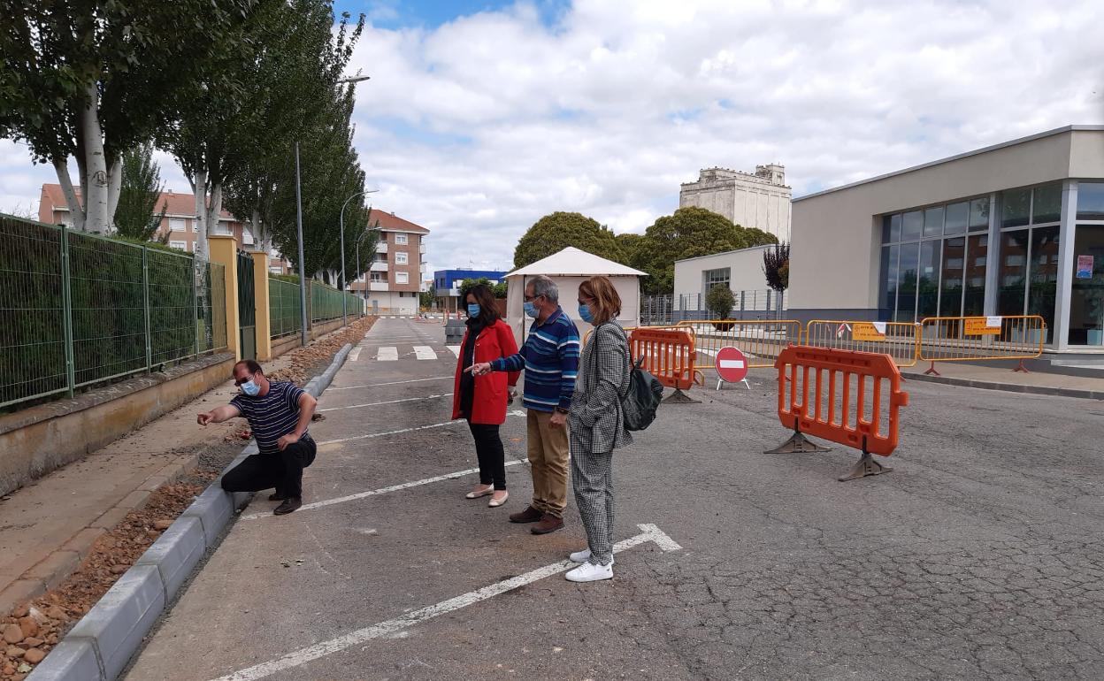 En la imagen, Tino Sarmiento, concejal de Obras, Dolores Hernández, concejal de Educación y Sanidad, el encargado de obras y la alcaldesa, Alicia Gallego.