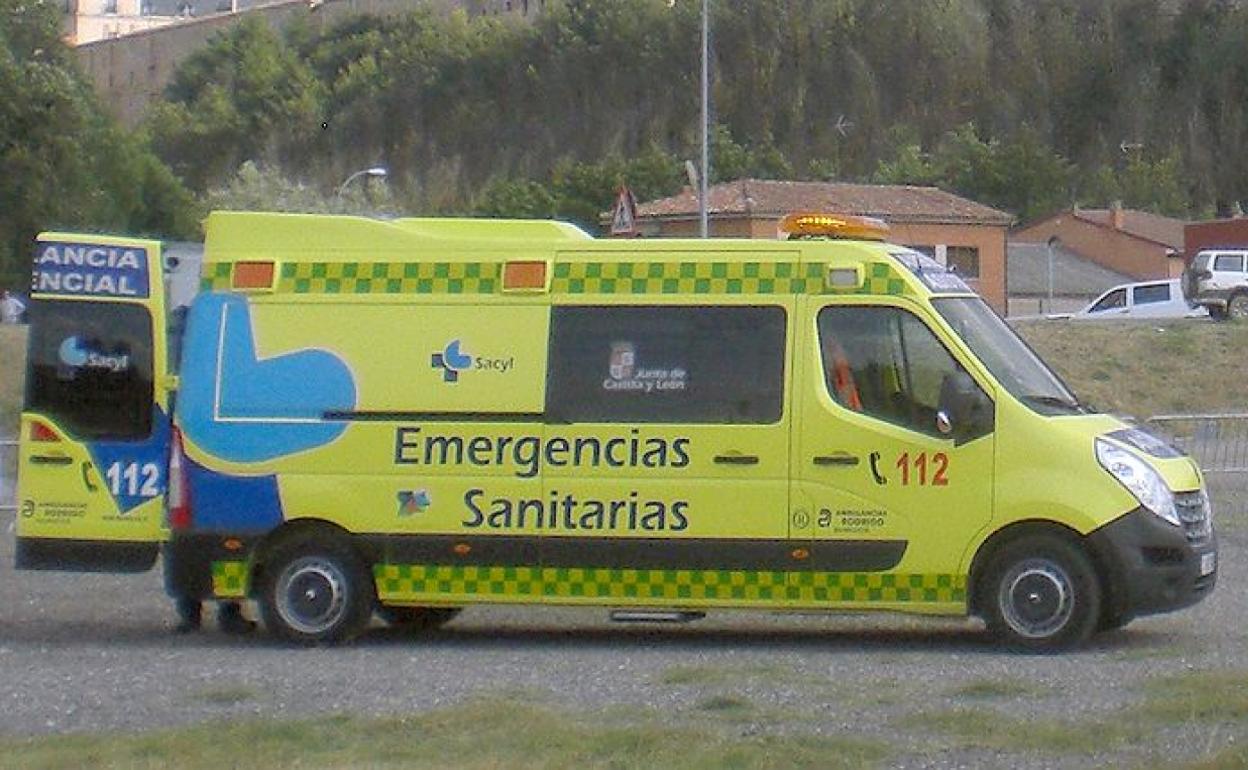 Una ambulancia de Sacyl acude a un accidente.