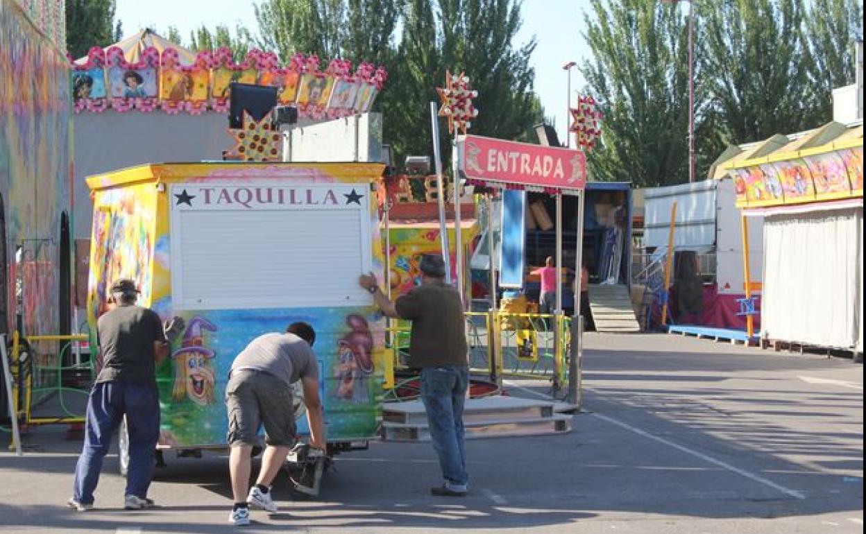 Los feriantes preparan las atracciones en una edición pasada de las fiestas de León.