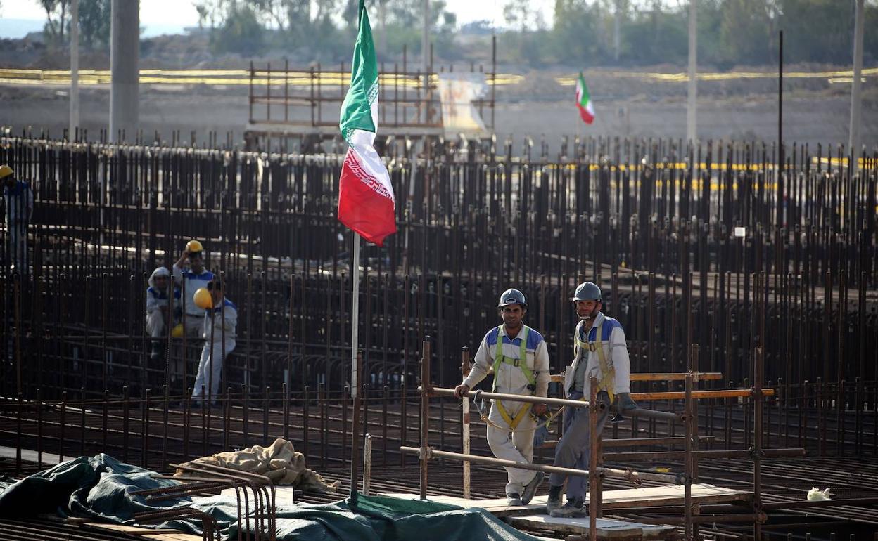 Varios operarios trabajan en la construcción de un reactor nuclear en Irán. 