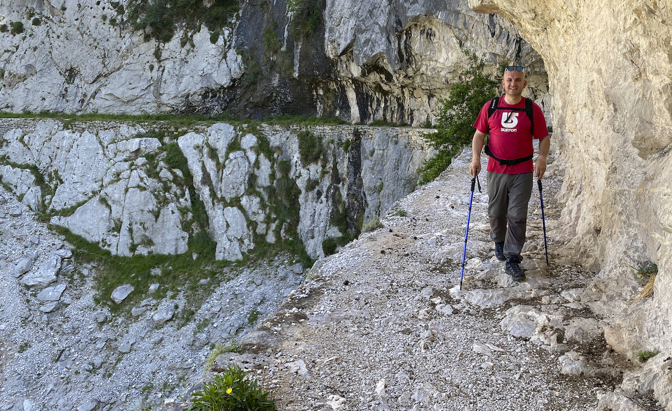 Los aficionados al senderismo han estrenado el verano y la nueva normalidad con un espléndido día para adentrarse en la montaña. El Urriellu, en los Picos de Europa, ha sido el telón de fondo mara muchos de los amantes de este deporte que ha acudido a realizar la popular Ruta del Cares. Poco a poco, el sendero va recuperando su afluencia habitual. 