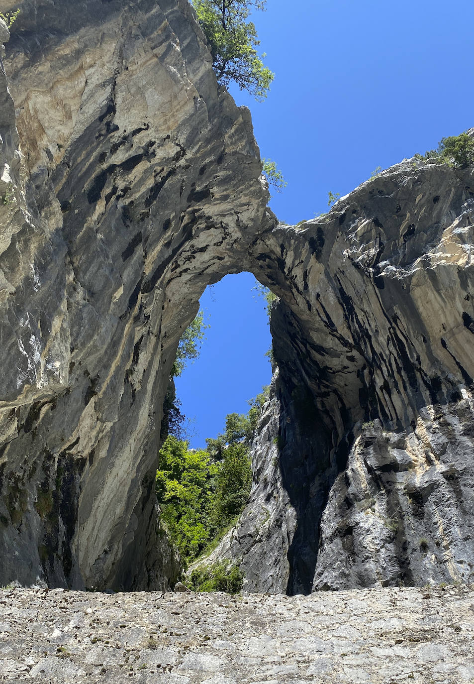 Los aficionados al senderismo han estrenado el verano y la nueva normalidad con un espléndido día para adentrarse en la montaña. El Urriellu, en los Picos de Europa, ha sido el telón de fondo mara muchos de los amantes de este deporte que ha acudido a realizar la popular Ruta del Cares. Poco a poco, el sendero va recuperando su afluencia habitual. 