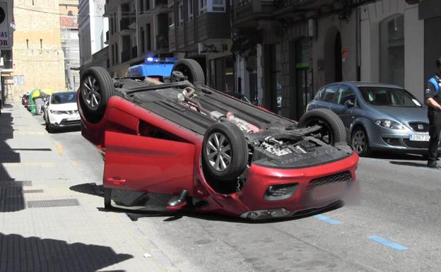 Estado del coche tras el vuelco.