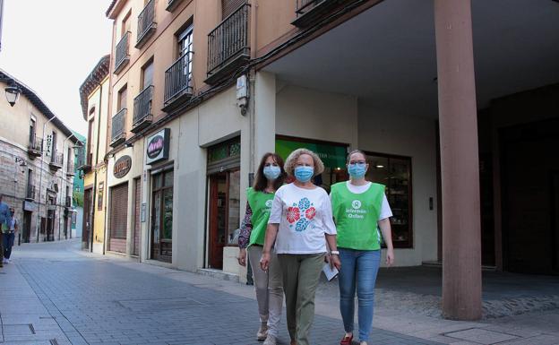 Las voluntarias, en la calle Cervantes. 