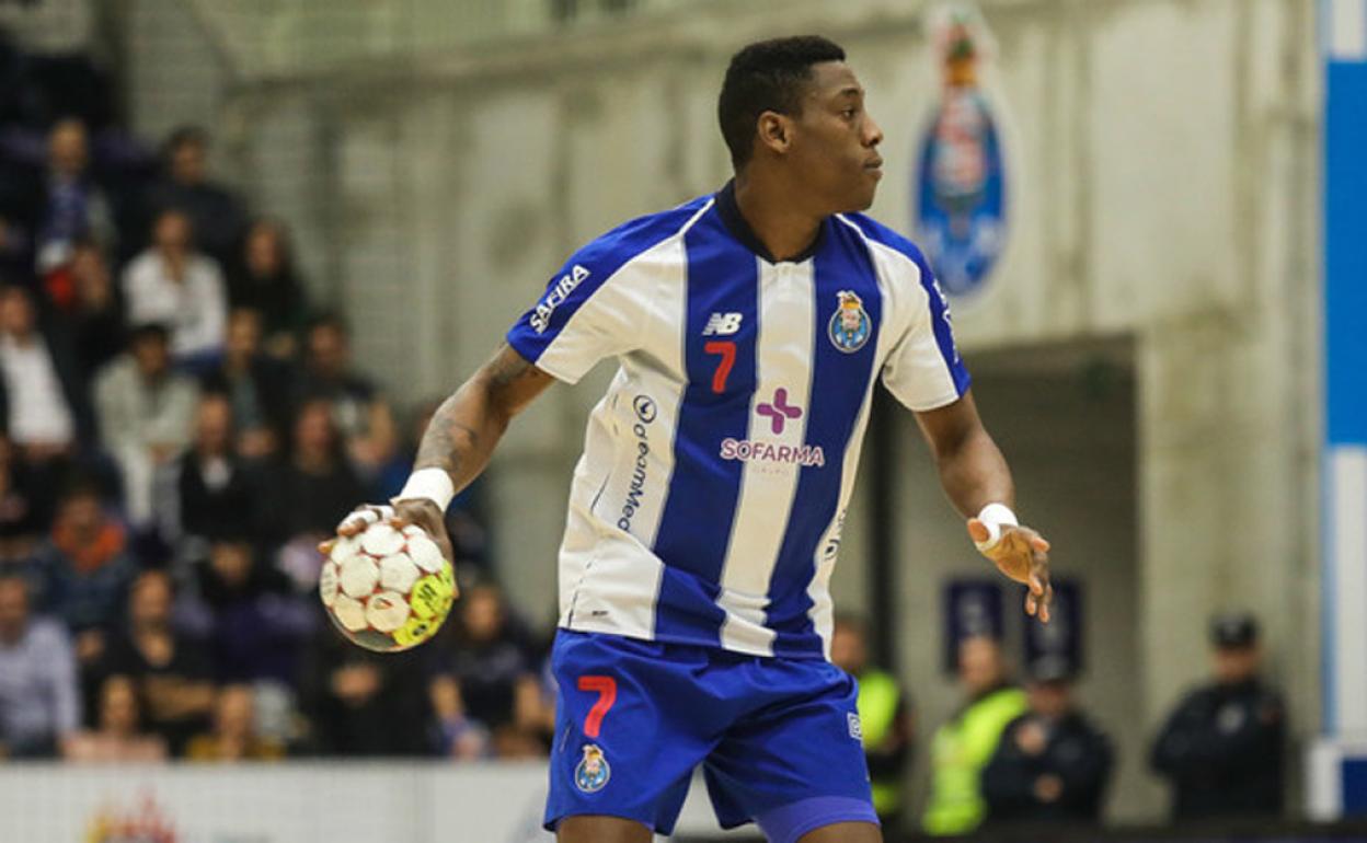 Joan Balázquez, en un partido con el Oporto.