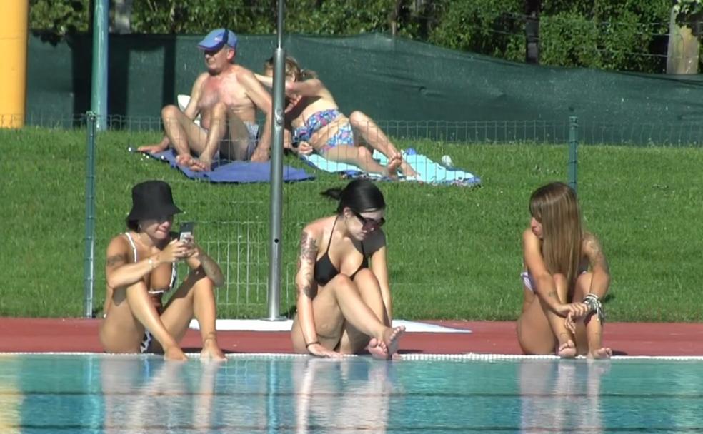 Un grupo de jóvenes en la piscina municipal de Sáenz de Miera este lunes.