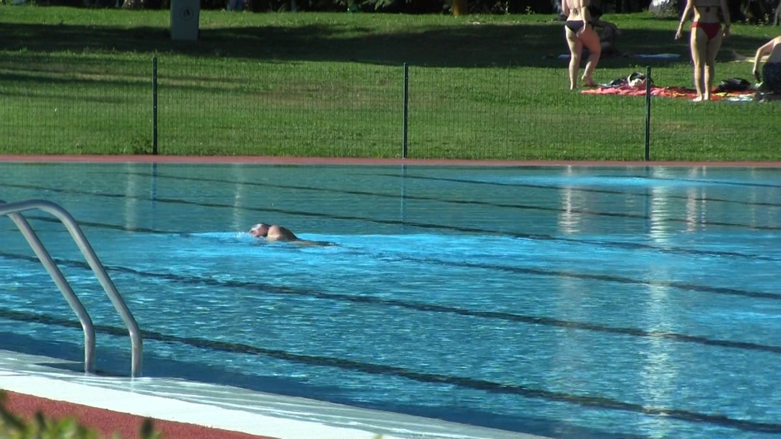 Las piscinas municipales han reabierto sus puertas este lunes bajo estristas medidas de seguridad, al 75% del aforo normal y con la obligación de sacar la entrada online.