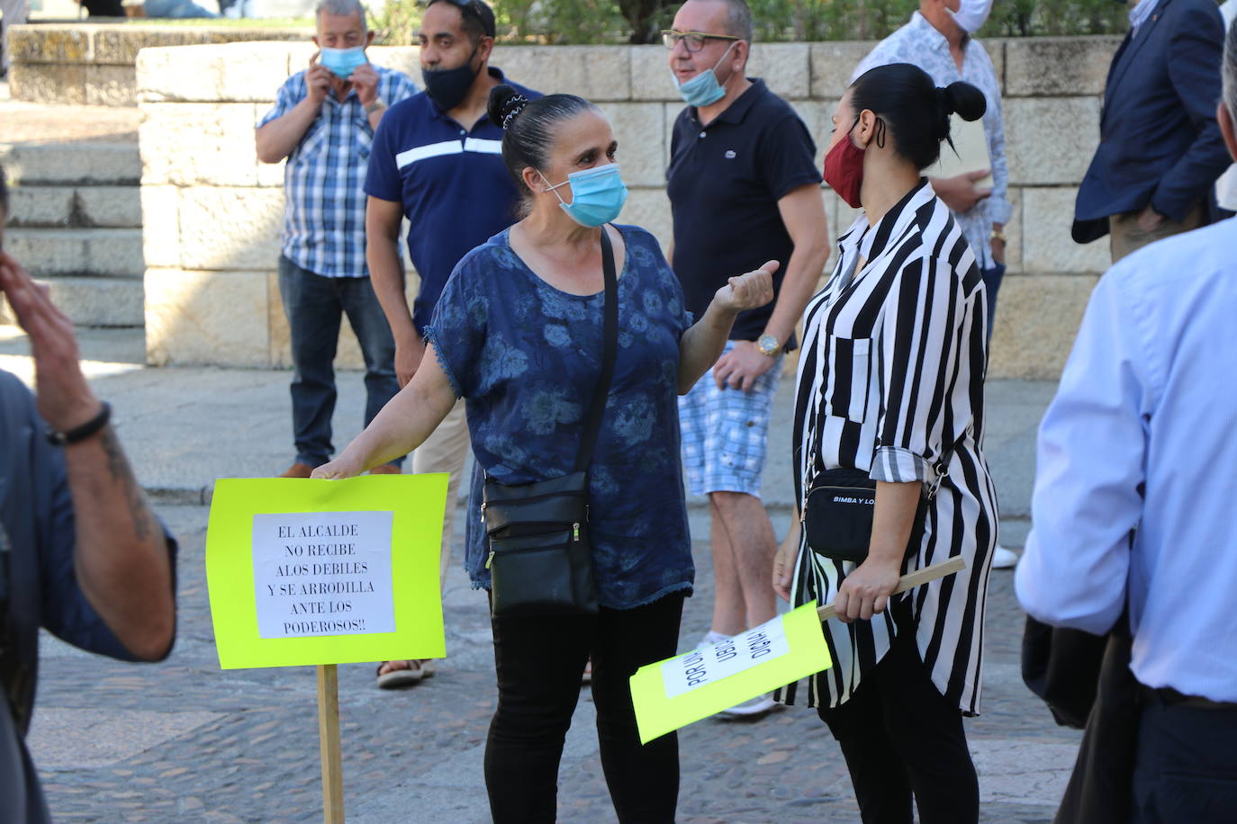 Un grupo de personas se concentran ante la sede municipal para protestar contra el alcalde de León.