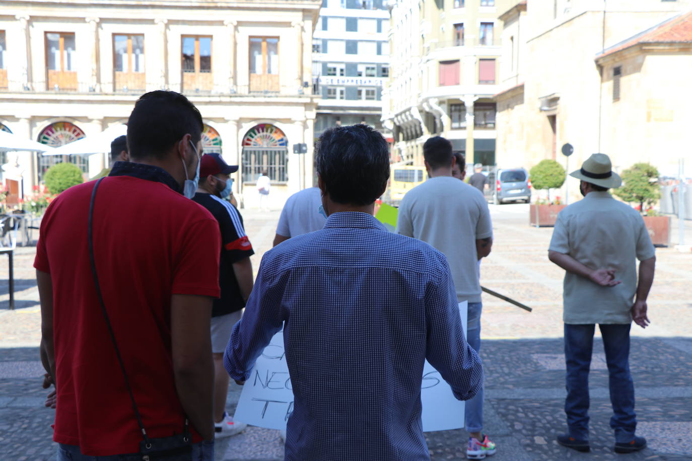 Un grupo de personas se concentran ante la sede municipal para protestar contra el alcalde de León.