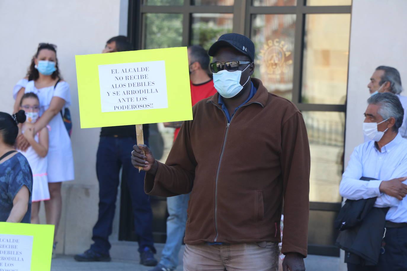 Un grupo de personas se concentran ante la sede municipal para protestar contra el alcalde de León.