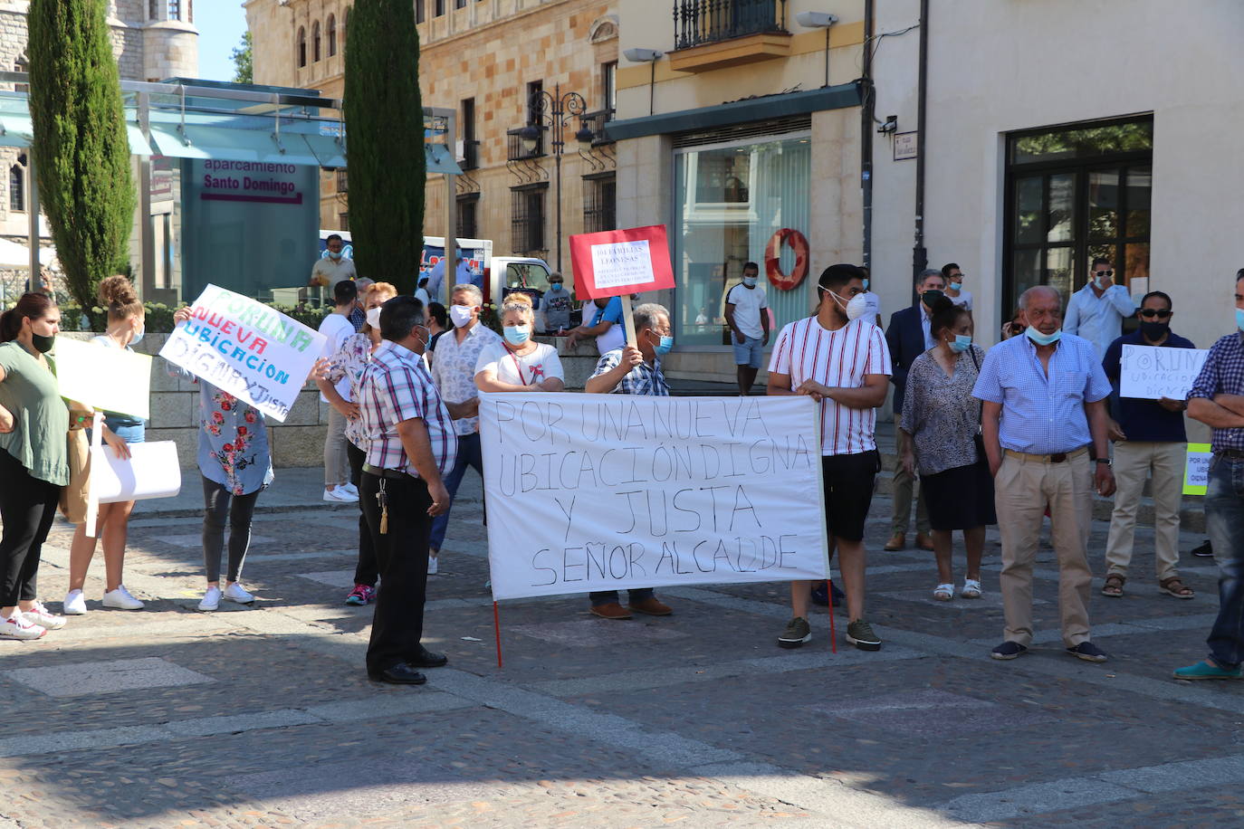 Un grupo de personas se concentran ante la sede municipal para protestar contra el alcalde de León.