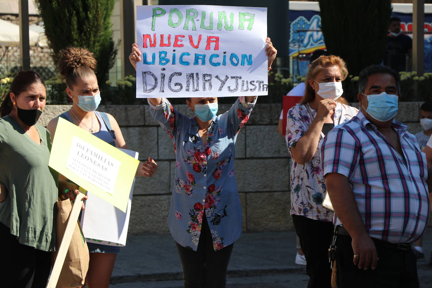 Un grupo de personas se concentran ante la sede municipal para protestar contra el alcalde de León.