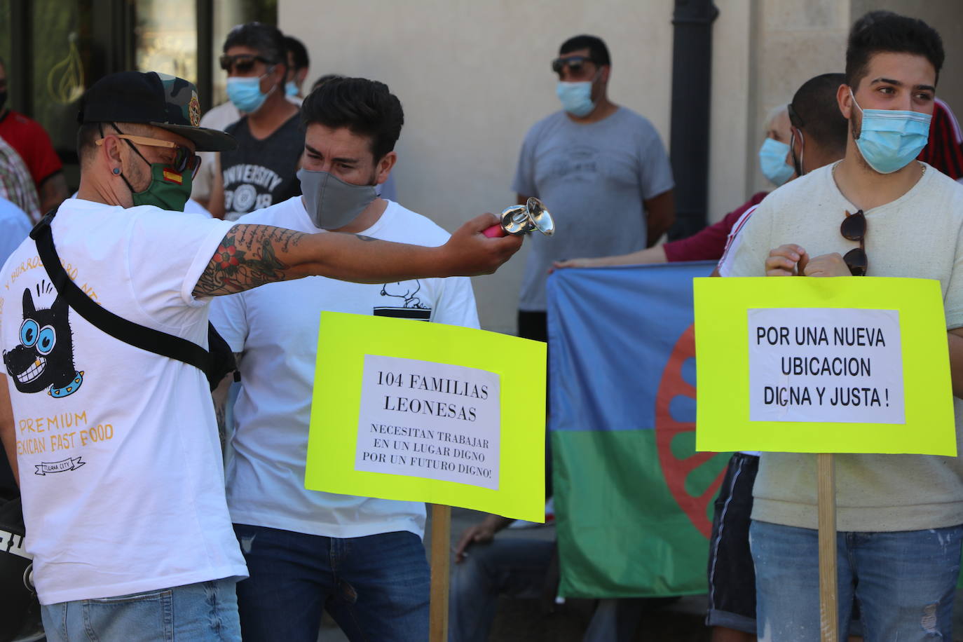 Un grupo de personas se concentran ante la sede municipal para protestar contra el alcalde de León.