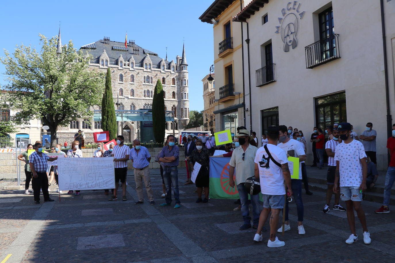 Un grupo de personas se concentran ante la sede municipal para protestar contra el alcalde de León.