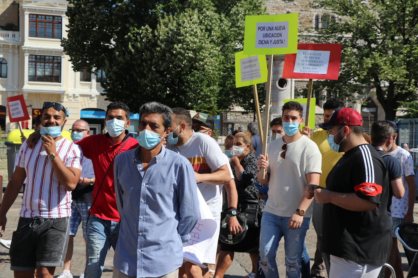 Un grupo de personas se concentran ante la sede municipal para protestar contra el alcalde de León.