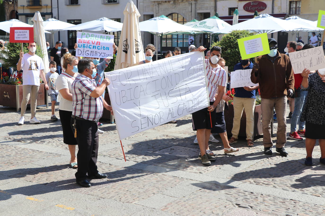 Un grupo de personas se concentran ante la sede municipal para protestar contra el alcalde de León.