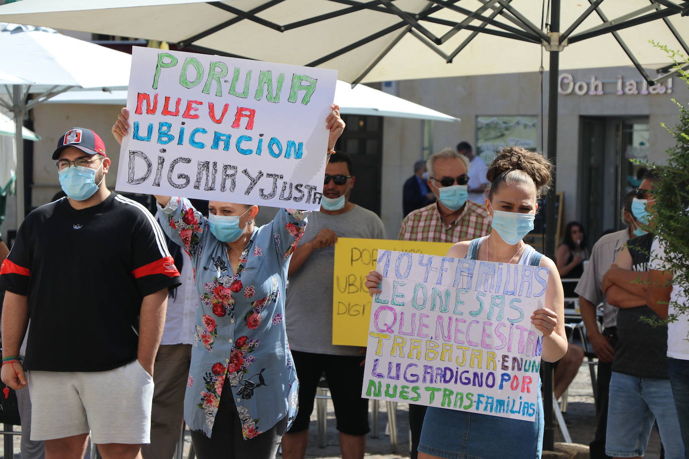 Un grupo de personas se concentran ante la sede municipal para protestar contra el alcalde de León.