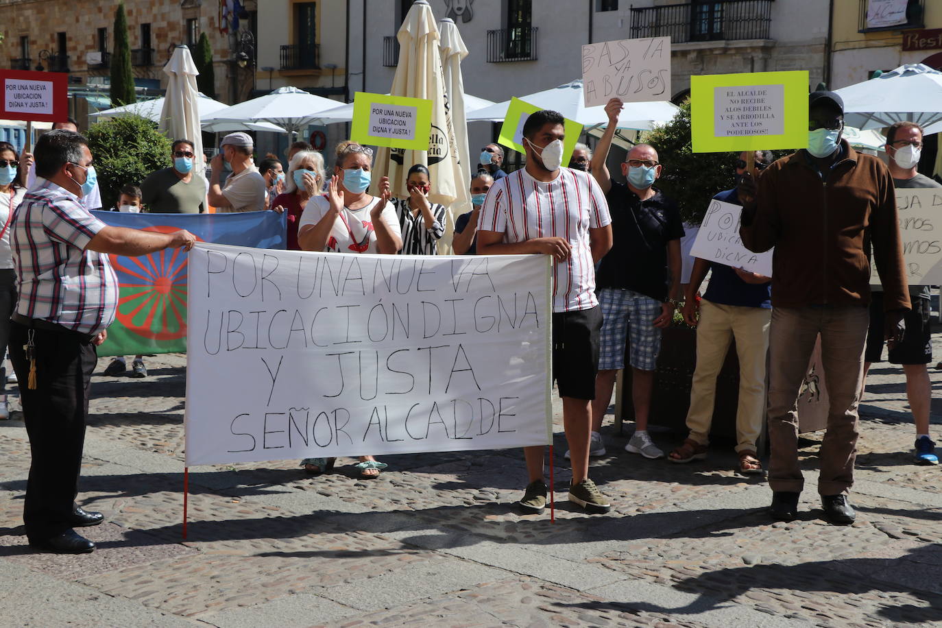 Un grupo de personas se concentran ante la sede municipal para protestar contra el alcalde de León.