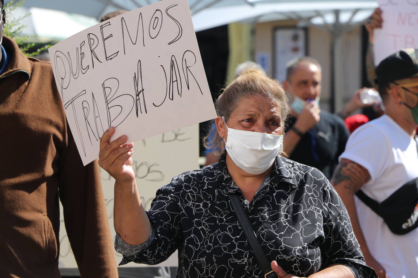 Un grupo de personas se concentran ante la sede municipal para protestar contra el alcalde de León.