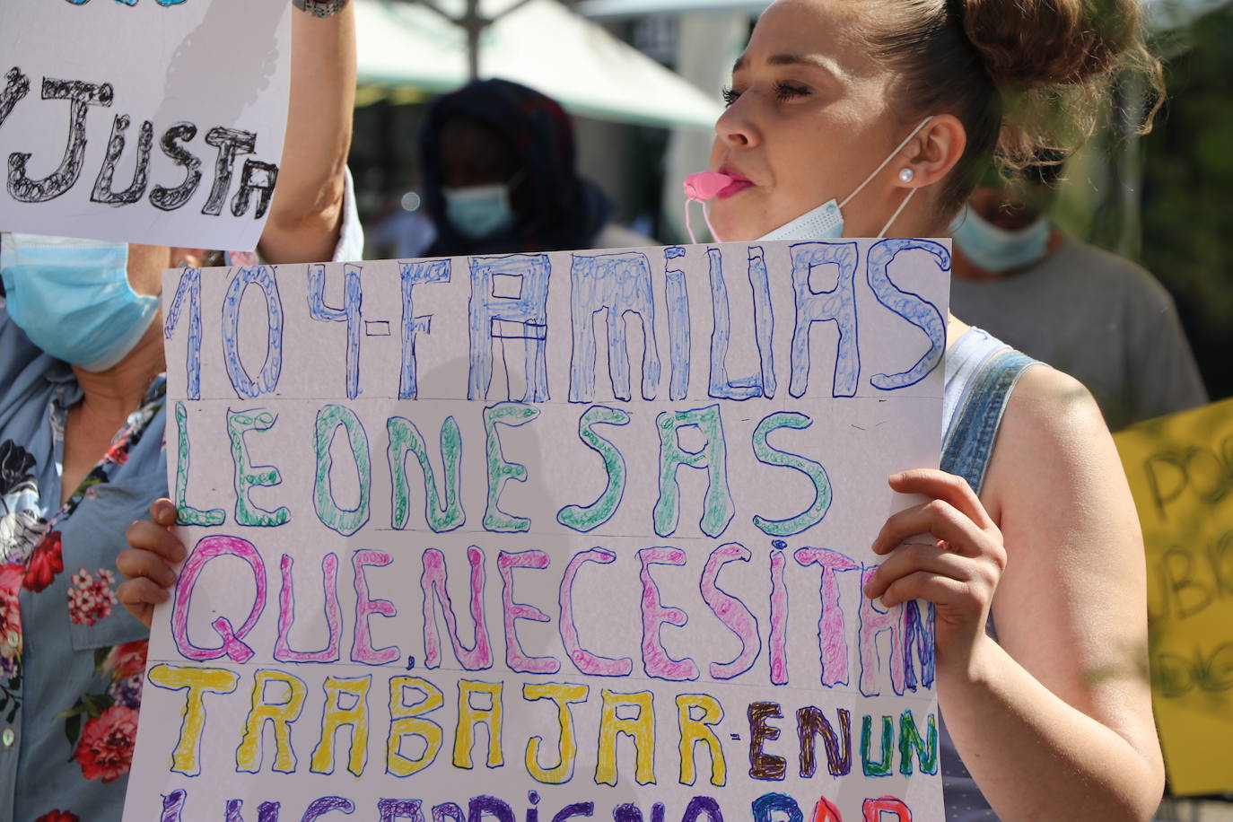 Un grupo de personas se concentran ante la sede municipal para protestar contra el alcalde de León.