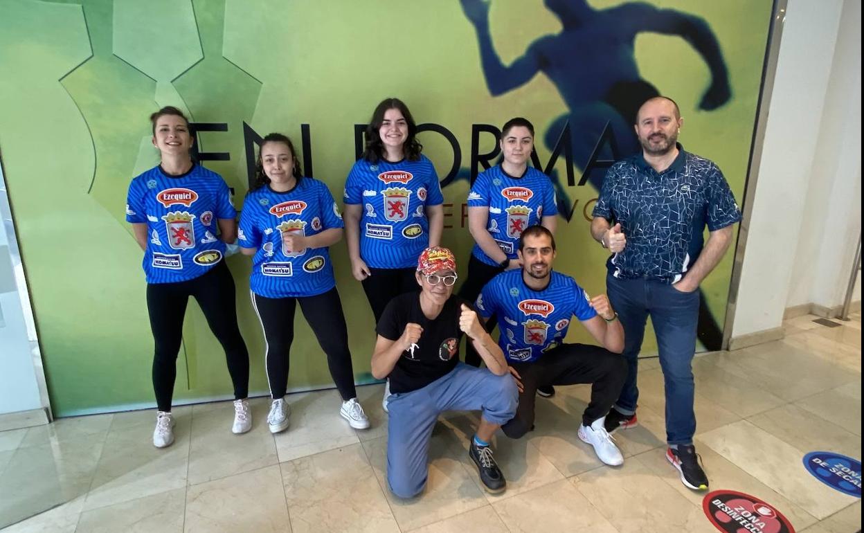 Imagen de la boxeadora con parte dle equipo de León Boxing Club