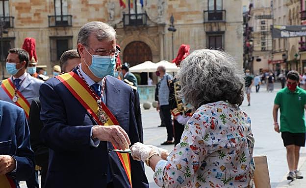 Galería. Entrega de donativos en el altar.