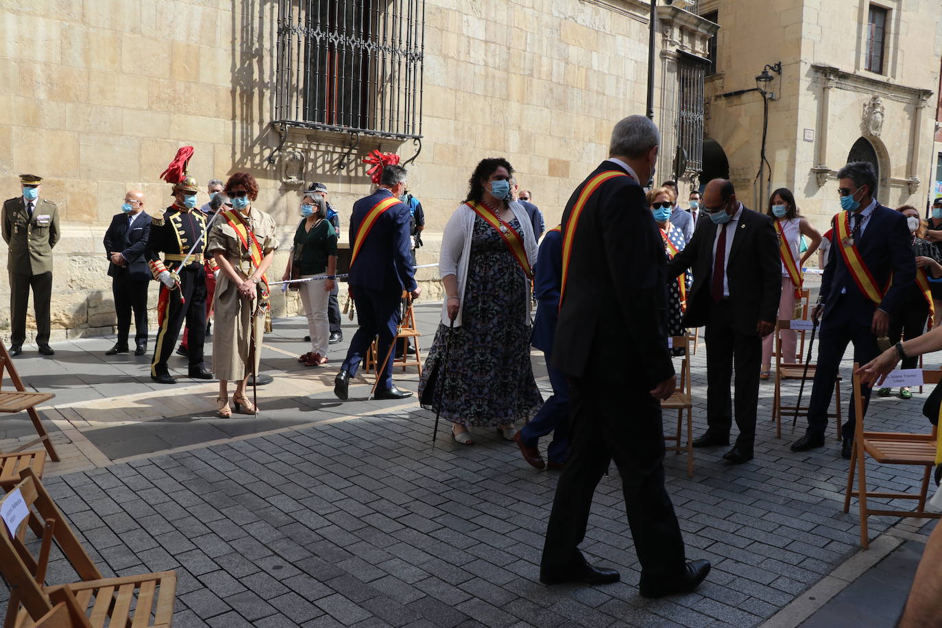 Unas mujeres reciben la comunión mientras portan mascarillas.