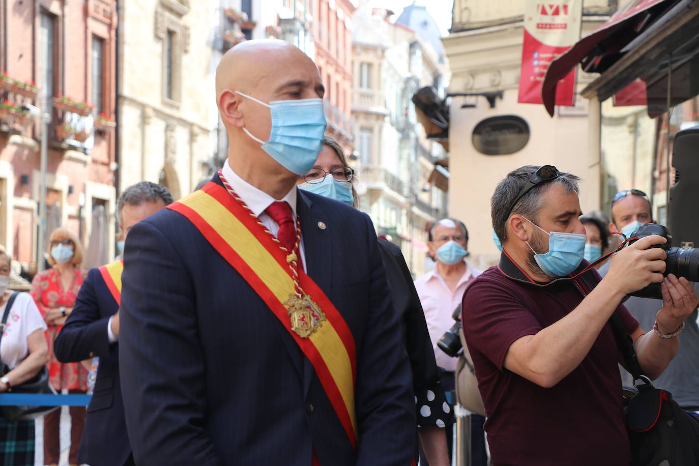 Unas mujeres reciben la comunión mientras portan mascarillas.