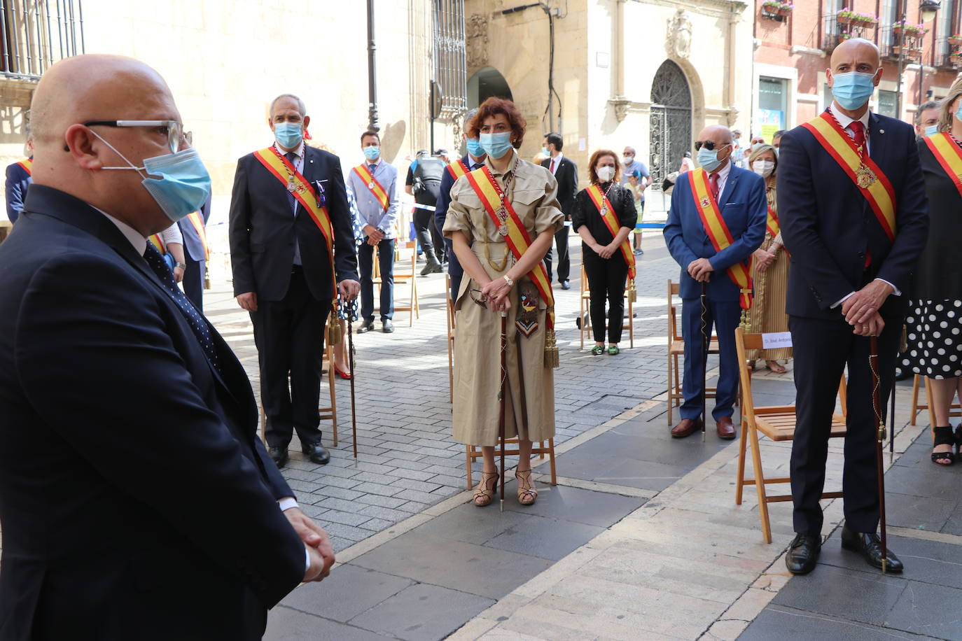 Unas mujeres reciben la comunión mientras portan mascarillas.