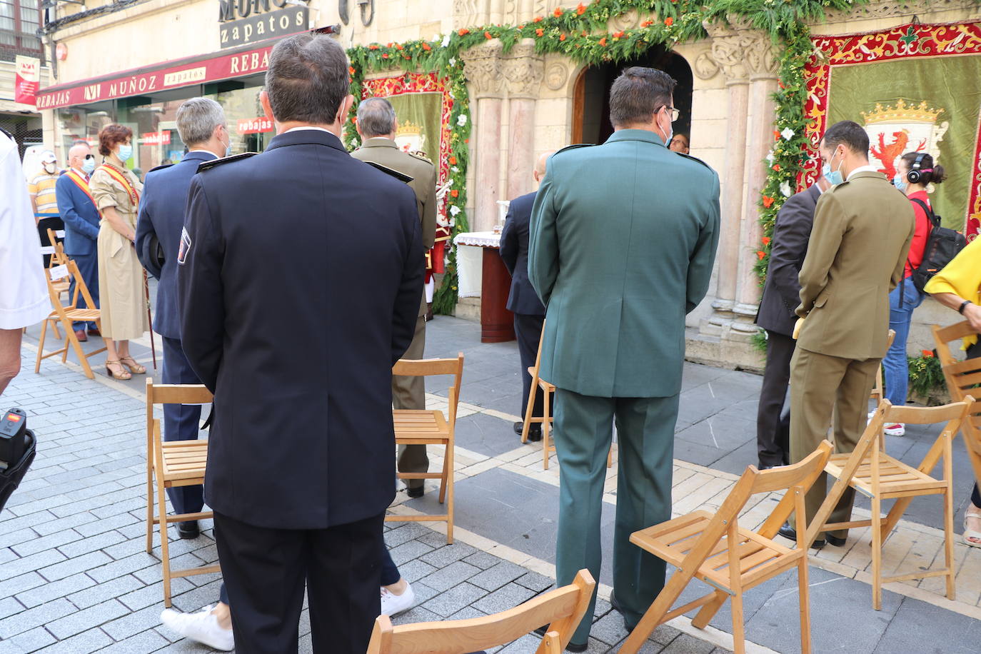 Unas mujeres reciben la comunión mientras portan mascarillas.