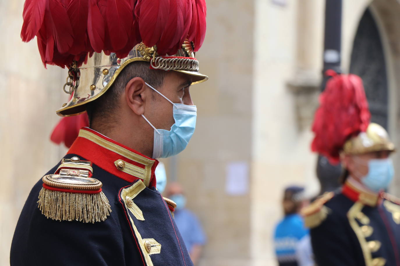 Unas mujeres reciben la comunión mientras portan mascarillas.