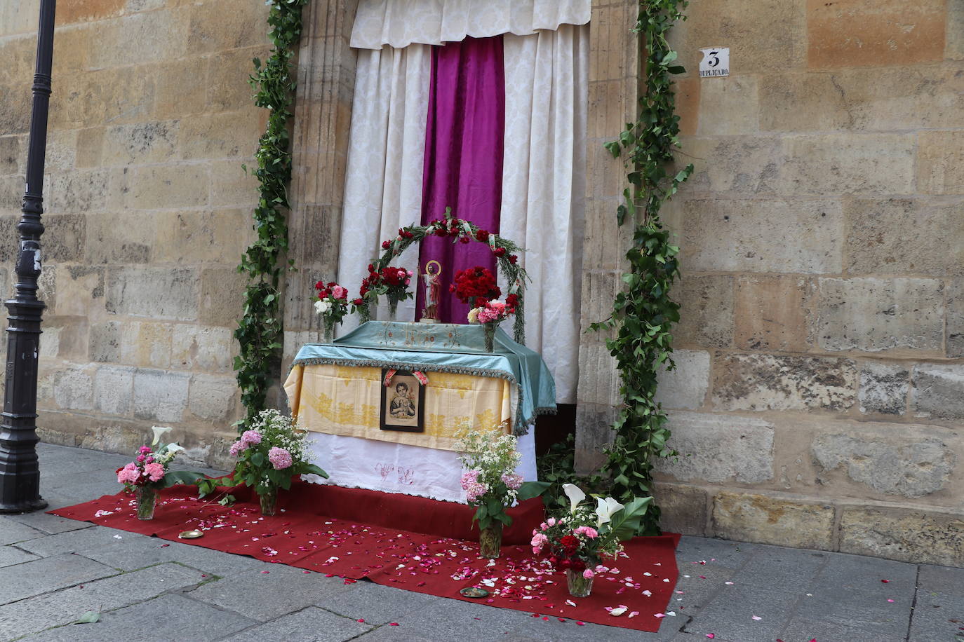 Otra de las tradiciones que cada año León recupera es la entrega de perrinas al santo.