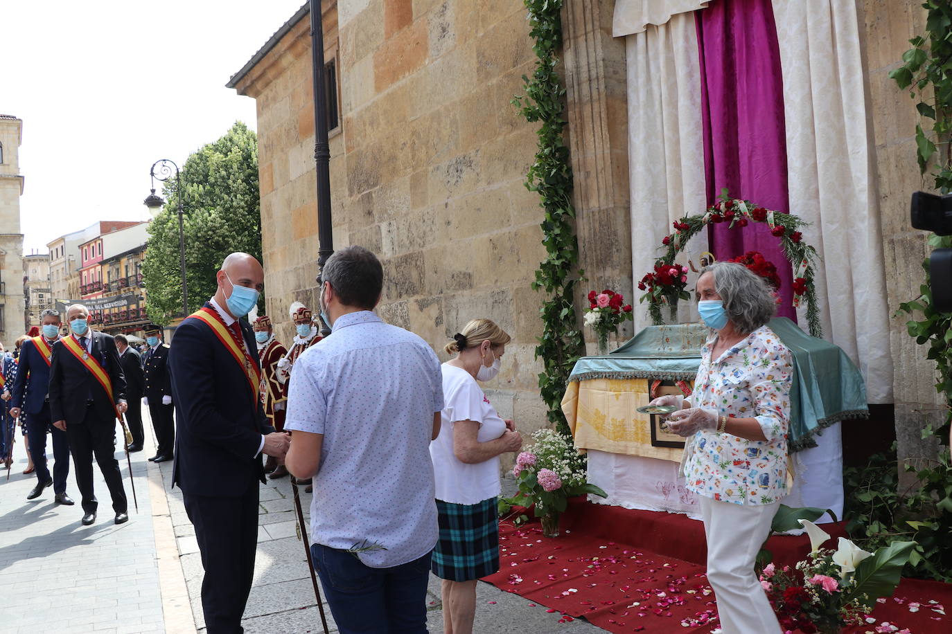 Otra de las tradiciones que cada año León recupera es la entrega de perrinas al santo.