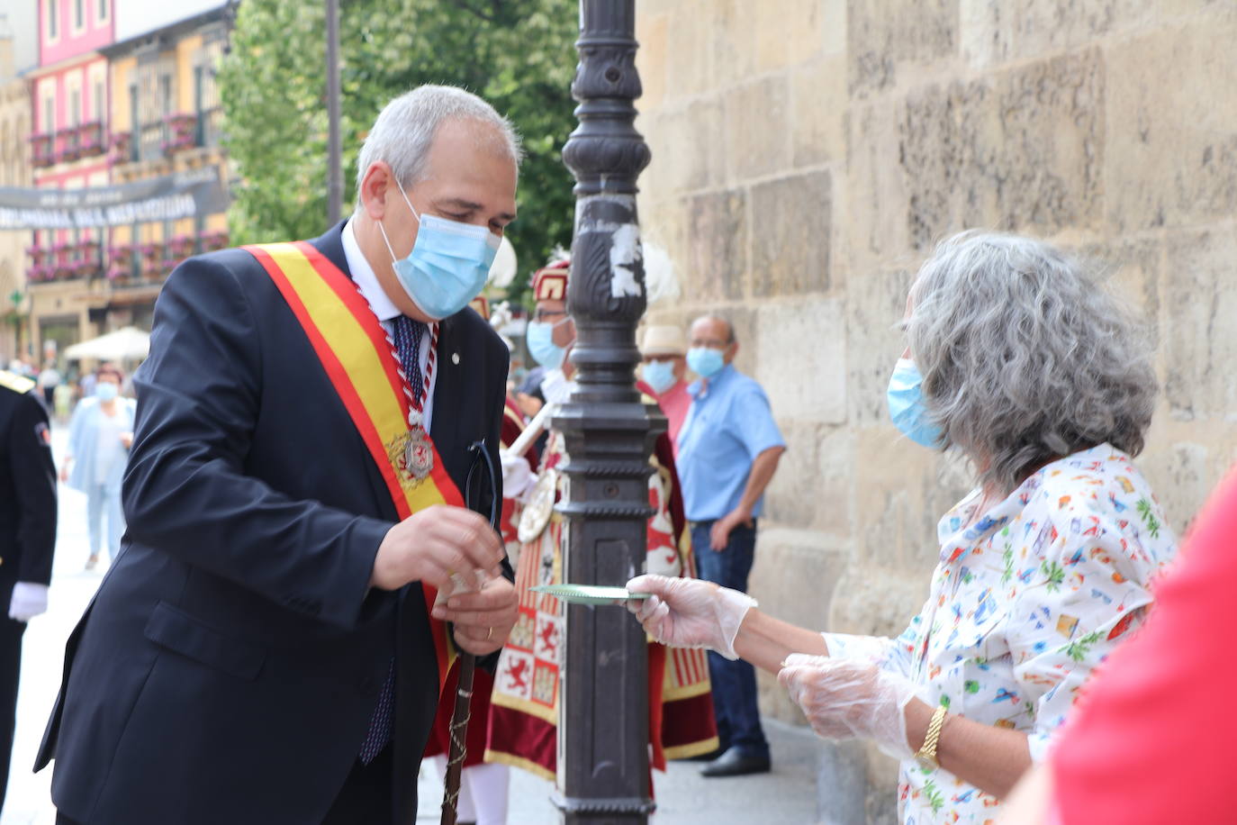 Otra de las tradiciones que cada año León recupera es la entrega de perrinas al santo.