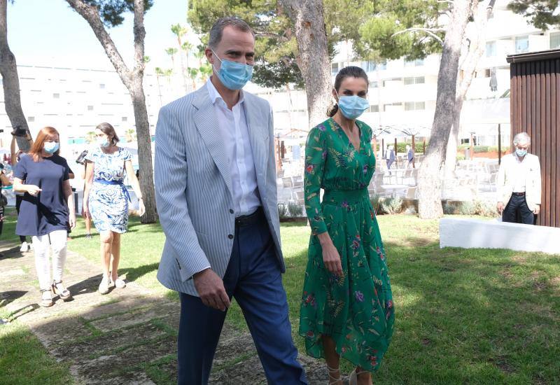 Don Felipe y doña Letizia iniciaron su periplo en Canarias como primer destino de su gira por toda España tras el confinamiento y después han viajado a Baleares. El objetivo de esta gira es apoyar al turismo después de la pandemia. 